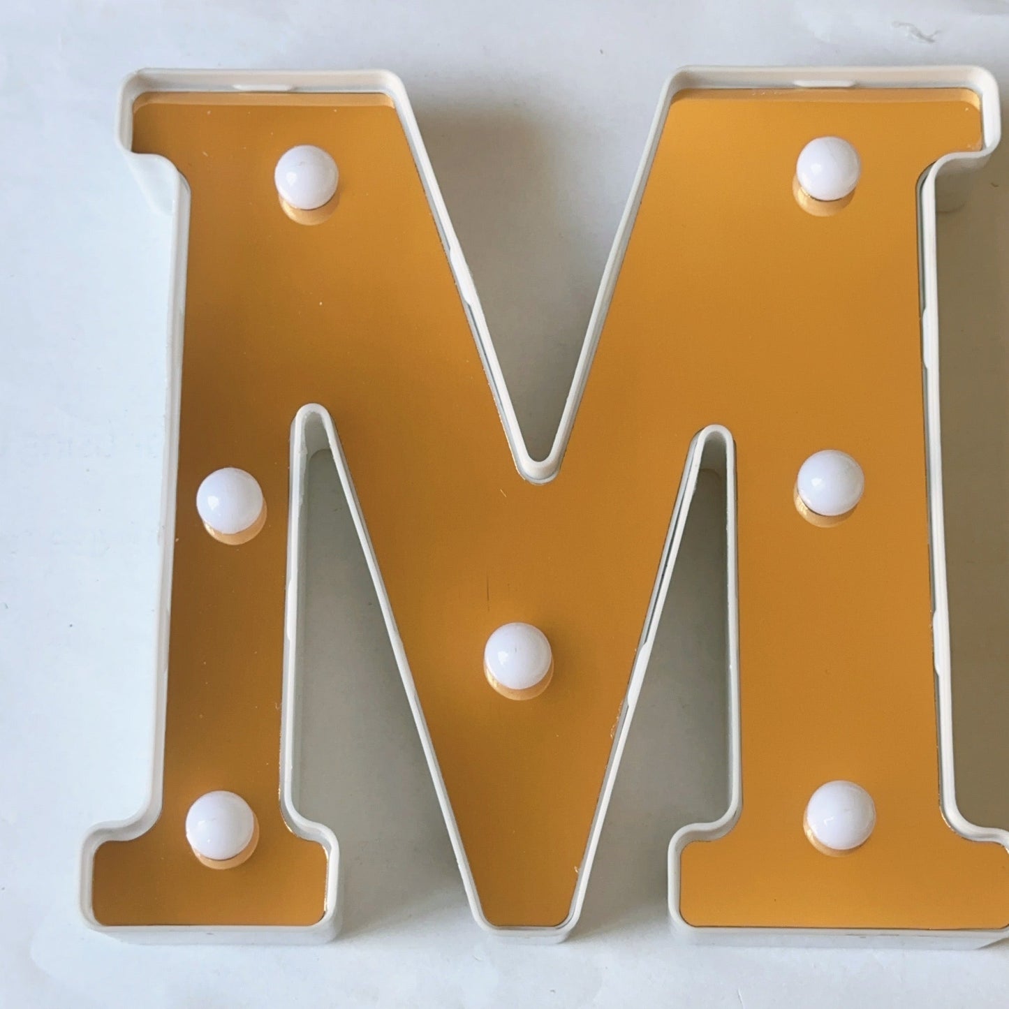 LAMPARA NUMERO LETRA DORADO 0-9 A-Z 16CM